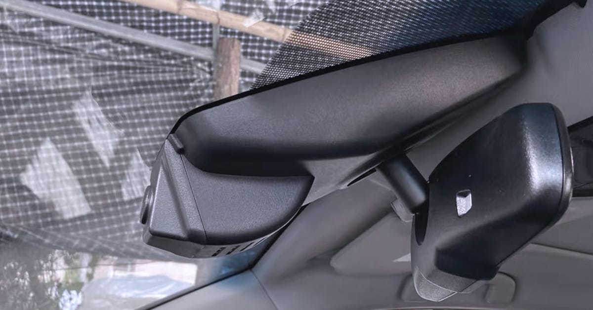 Toyota RAV4 Dashcam professionell installiert - unauffällige Montage am Armaturenbrett mit sauberer Kabelführung